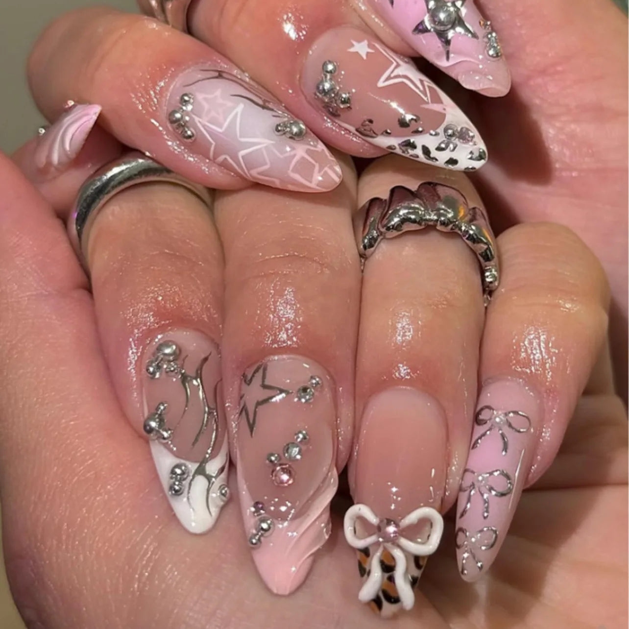 Mid-length Gilded 3D Flower Gradient Almond Reusable Press On Nails